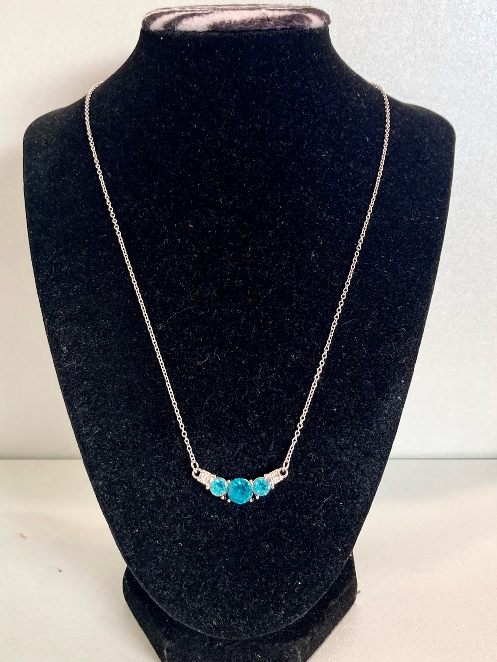 Silver tone Necklace with Teal Blue rhinestone Trio preloved fashion Jewelry